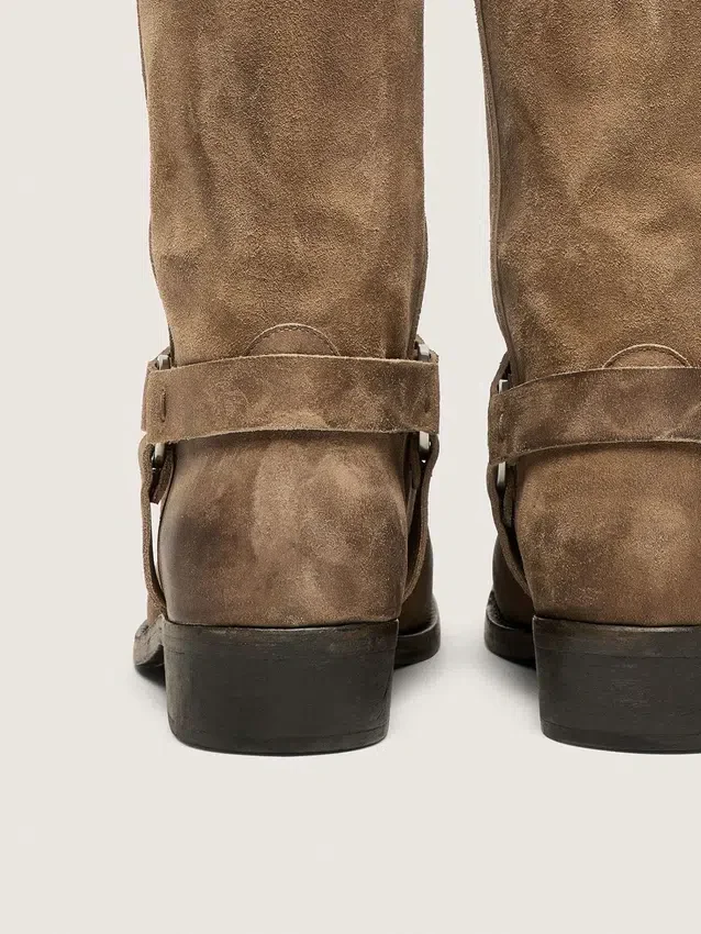 Botas moteras altas para mujer en ante encerado beige oscuro con correa y hebilla plateada