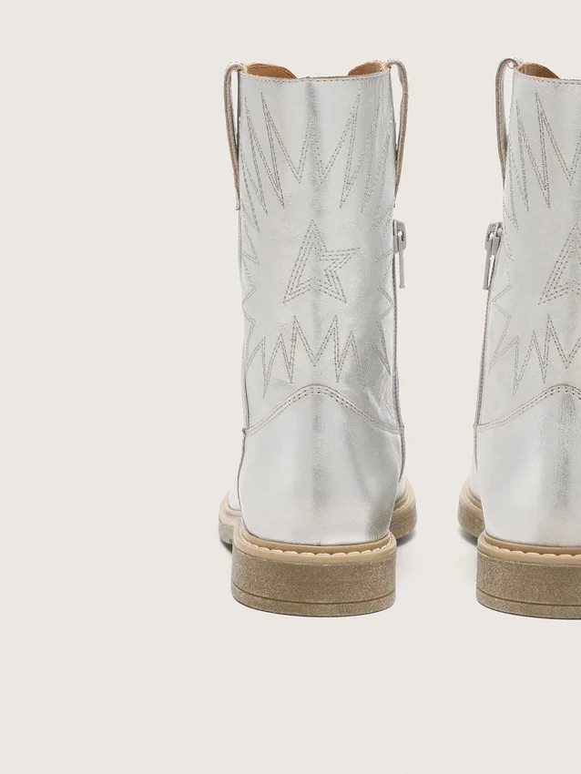 Botas Wish para niños en piel metalizada plateada con bordado de estrellas