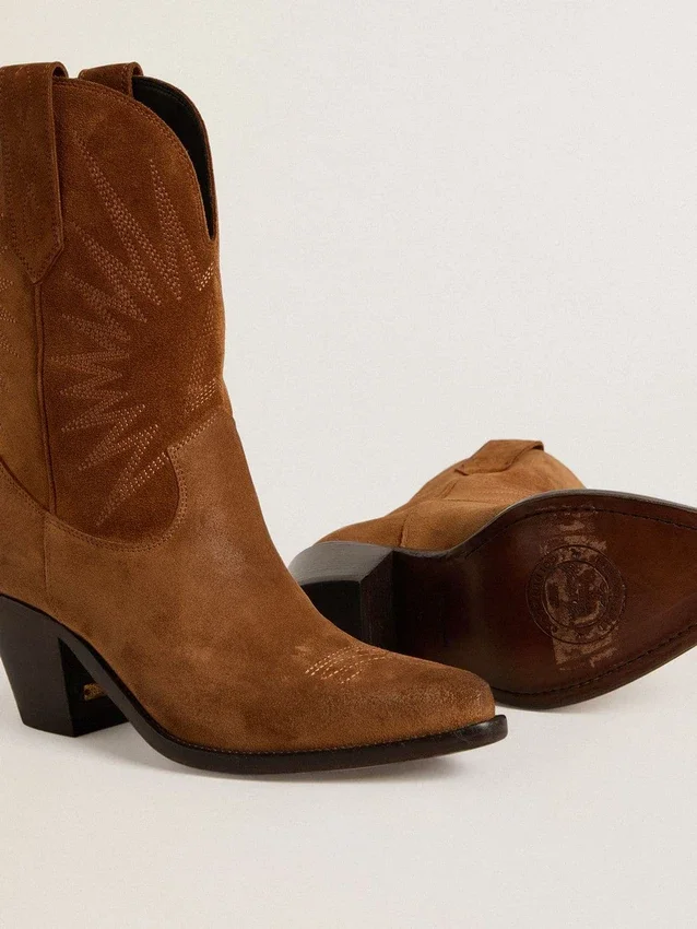 Botas Wish Star de caña baja en ante color coñac con estrella bordada tono sobre tono