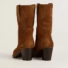 Botas Wish Star de caña baja en ante color coñac con estrella bordada tono sobre tono