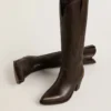 Botas Wish Star de piel marrón oscuro con estrella bordada tono sobre tono