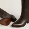 Botas Wish Star de piel marrón oscuro con estrella bordada tono sobre tono