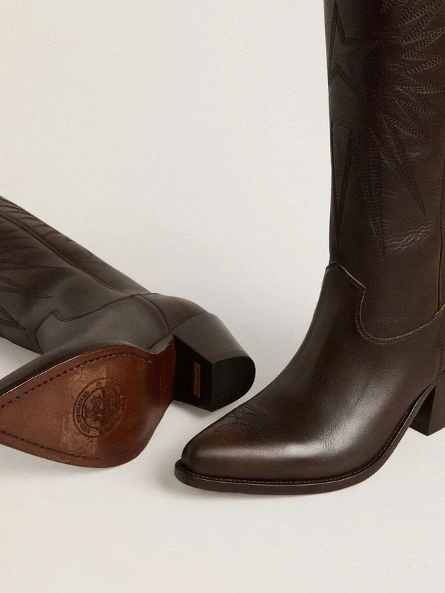 Botas Wish Star de piel marrón oscuro con estrella bordada tono sobre tono