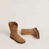 Botas Wish Teen de ante color camel con bordado de estrellas