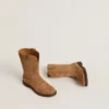 Botas Wish Young de ante color camel con estrella bordada