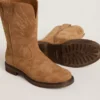Botas Wish Young de ante color camel con estrella bordada