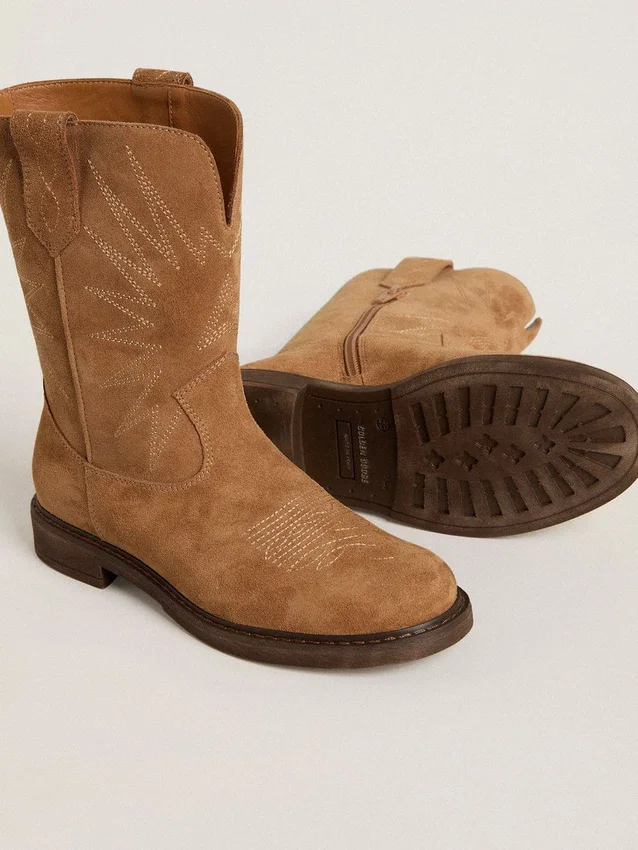 Botas Wish Young de ante color camel con estrella bordada