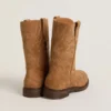 Botas Wish Young de ante color camel con estrella bordada