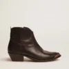 Botas Young de piel negra con bordados en color arena
