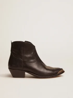 Botas Young de piel negra con bordados en color arena