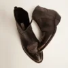 Botas Young de piel negra con bordados en color arena