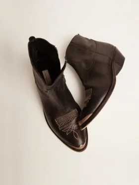 Botas Young de piel negra con bordados en color arena
