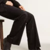 Botas Young de piel negra con bordados en color arena