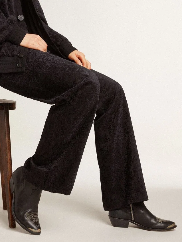Botas Young de piel negra con bordados en color arena