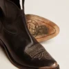Botas Young de piel negra con bordados en color arena