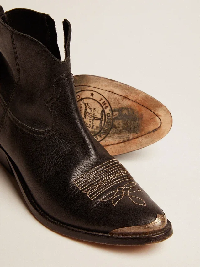 Botas Young de piel negra con bordados en color arena