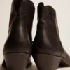 Botas Young de piel negra con bordados en color arena