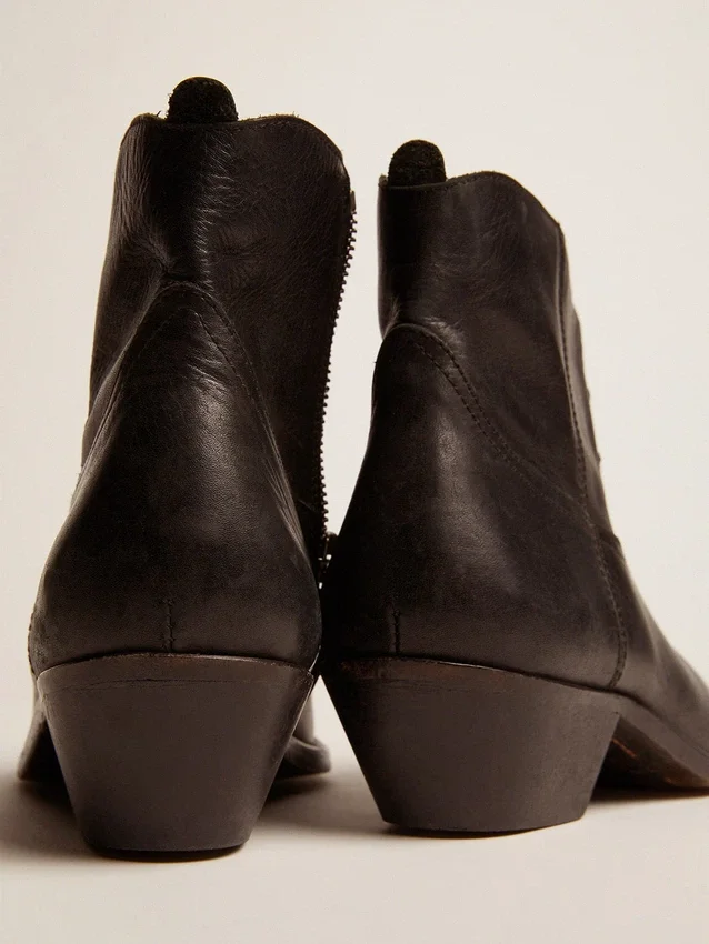 Botas Young de piel negra con bordados en color arena