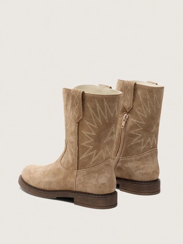 Botas Young Wish de ante gris paloma con estrellas bordadas