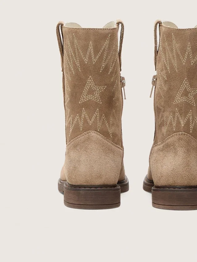 Botas Young Wish de ante gris paloma con estrellas bordadas