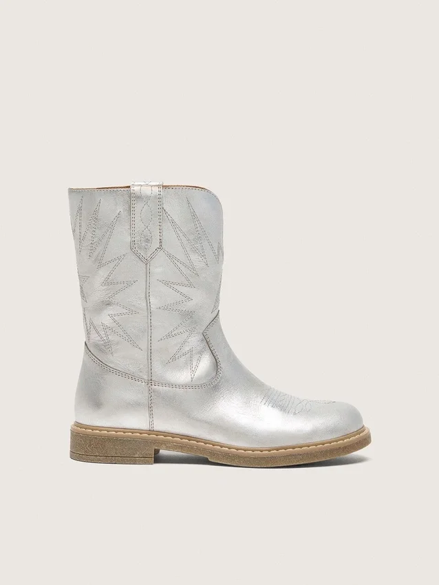 Botas Young Wish de piel metalizada plateada con bordado de estrellas