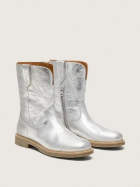 Botas Young Wish de piel metalizada plateada con bordado de estrellas