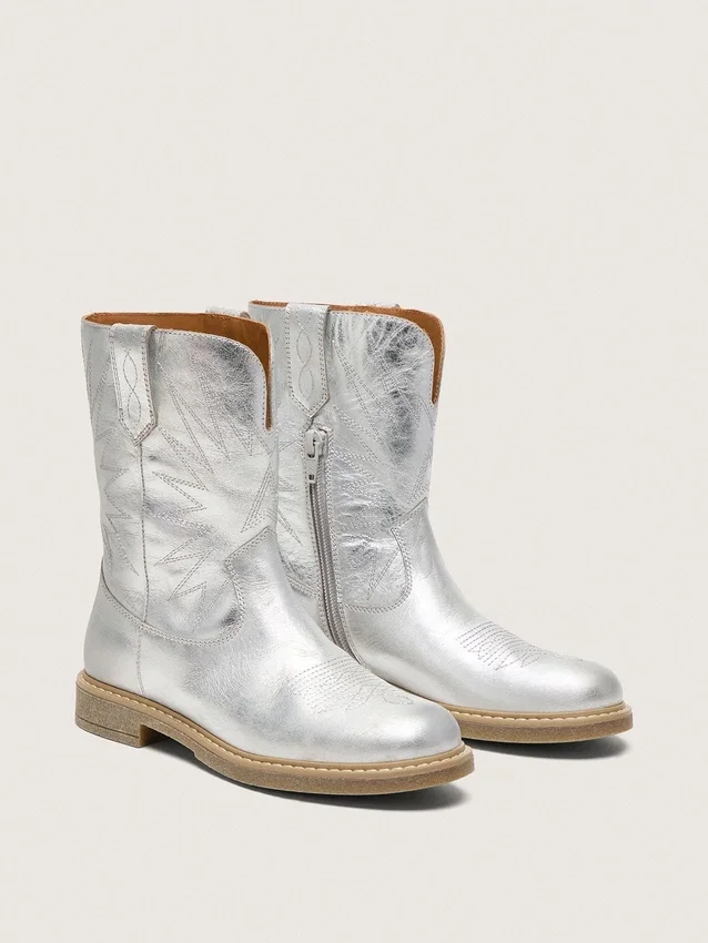 Botas Young Wish de piel metalizada plateada con bordado de estrellas