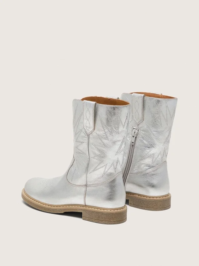 Botas Young Wish de piel metalizada plateada con bordado de estrellas