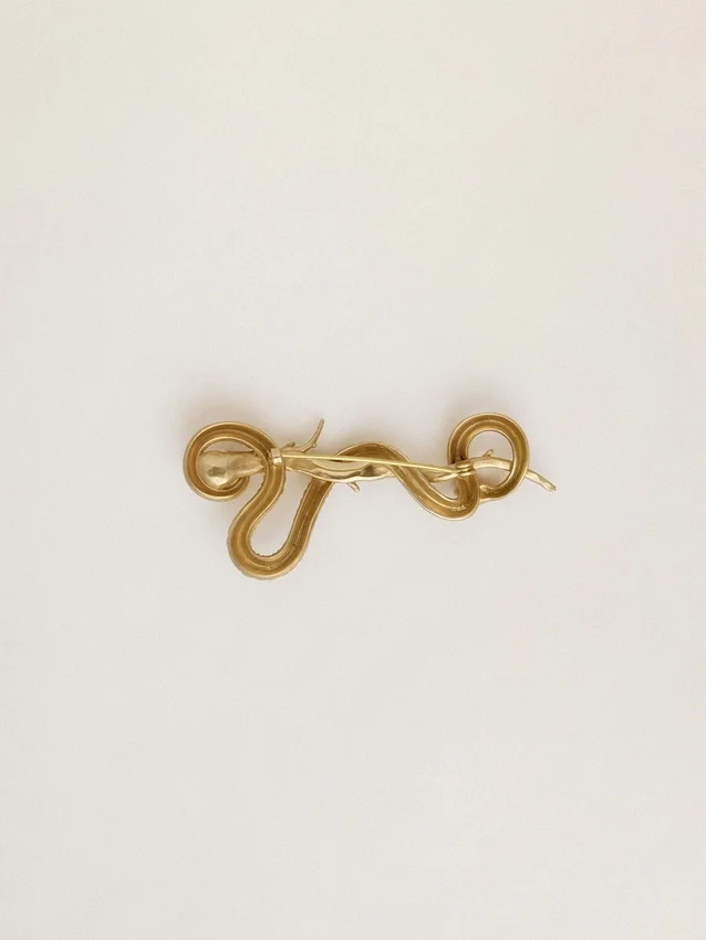 Broche con forma de serpiente en color oro antiguo