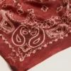 Bufanda burdeos con estampado de paisley