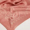 Bufanda en tono rosa antiguo con estampado de paisley