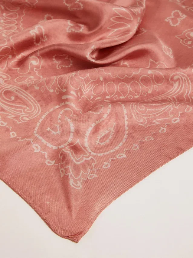 Bufanda en tono rosa antiguo con estampado de paisley