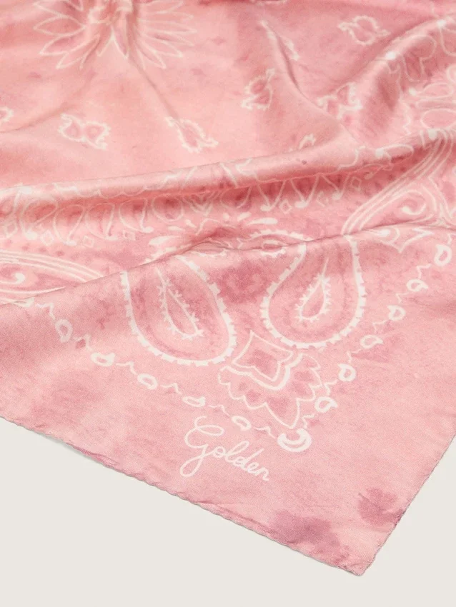 Bufanda en tono rosa antiguo con estampado de paisley