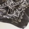 Bufanda gris antracita con estampado de paisley