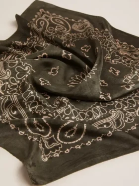 Bufanda verde musgo con estampado de cachemira