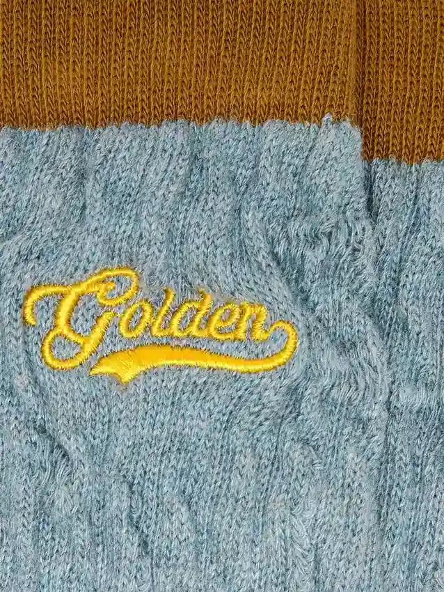 Calcetines acanalados de color azul claro con detalles marrones y logotipo amarillo