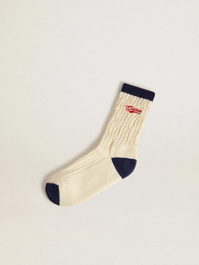 Calcetines acanalados de color crema con detalles en azul marino y logotipo rojo