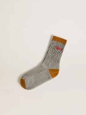 Calcetines acanalados grises con detalles naranjas y logotipo rojo