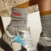 Calcetines acanalados grises con detalles naranjas y logotipo rojo