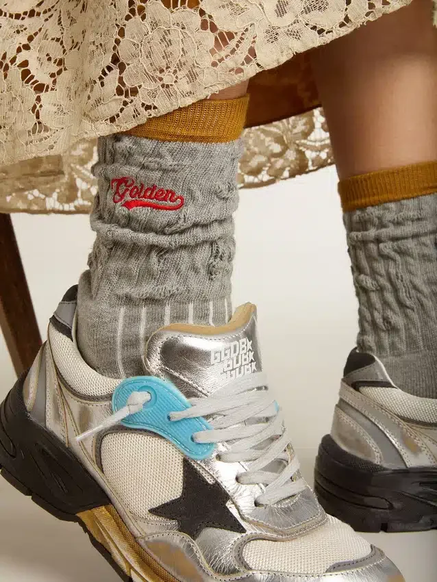 Calcetines acanalados grises con detalles naranjas y logotipo rojo