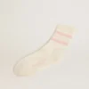 Calcetines blancos con acabado desgastado, logotipo rosa palo y rayas