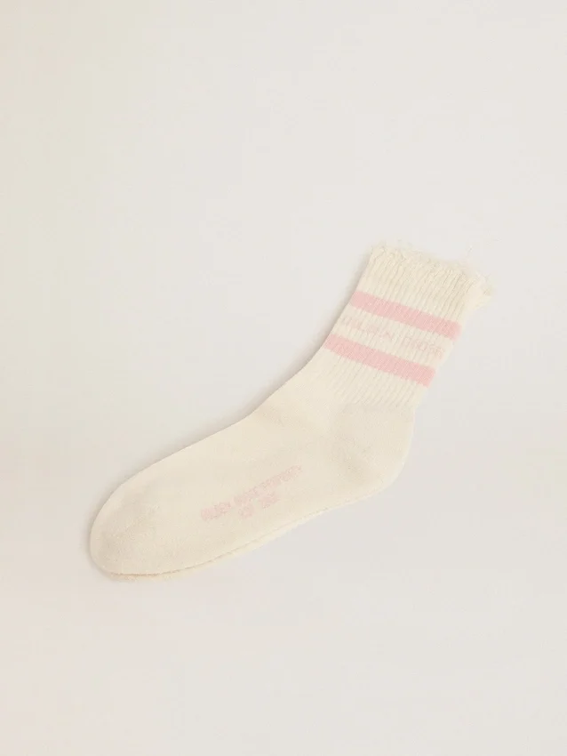 Calcetines blancos con acabado desgastado, logotipo rosa palo y rayas
