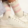 Calcetines blancos con acabado desgastado, logotipo rosa palo y rayas