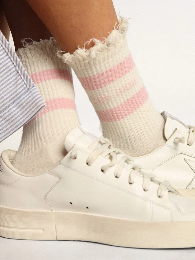 Calcetines blancos con acabado desgastado, logotipo rosa palo y rayas
