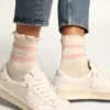 Calcetines blancos con acabado desgastado, logotipo rosa palo y rayas