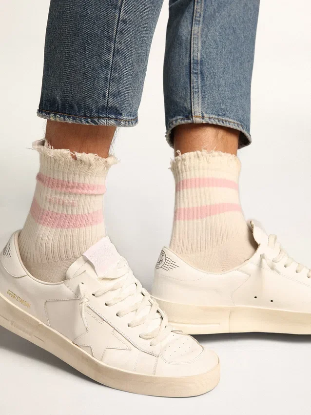 Calcetines blancos con acabado desgastado, logotipo rosa palo y rayas
