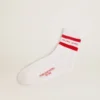 Calcetines blancos con detalles desgastados y rayas rojas