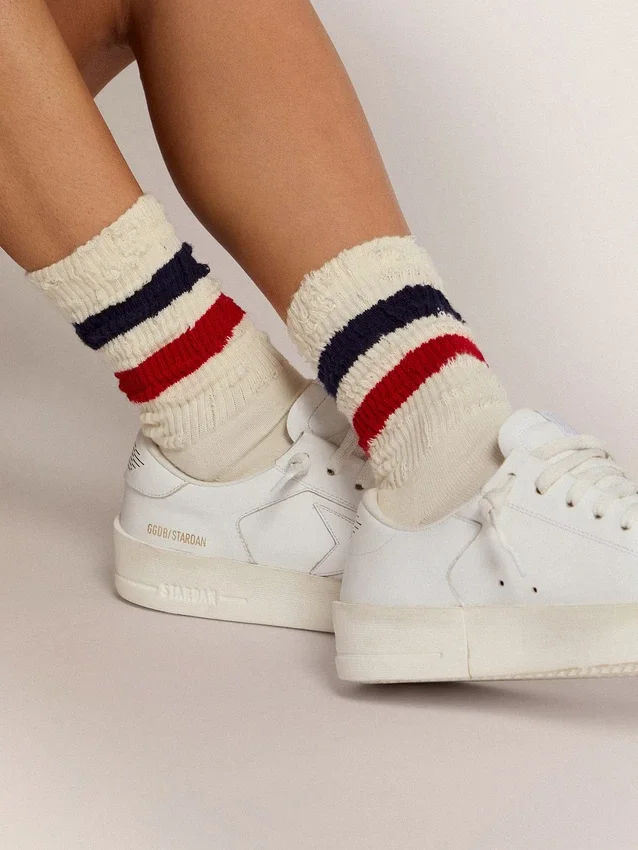 Calcetines blancos de estilo vintage con detalles desgastados y rayas bicolores