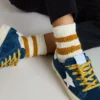 Calcetines blancos para niños con rayas color tabaco