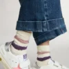 Calcetines blancos para niños con rayas rosas y moradas